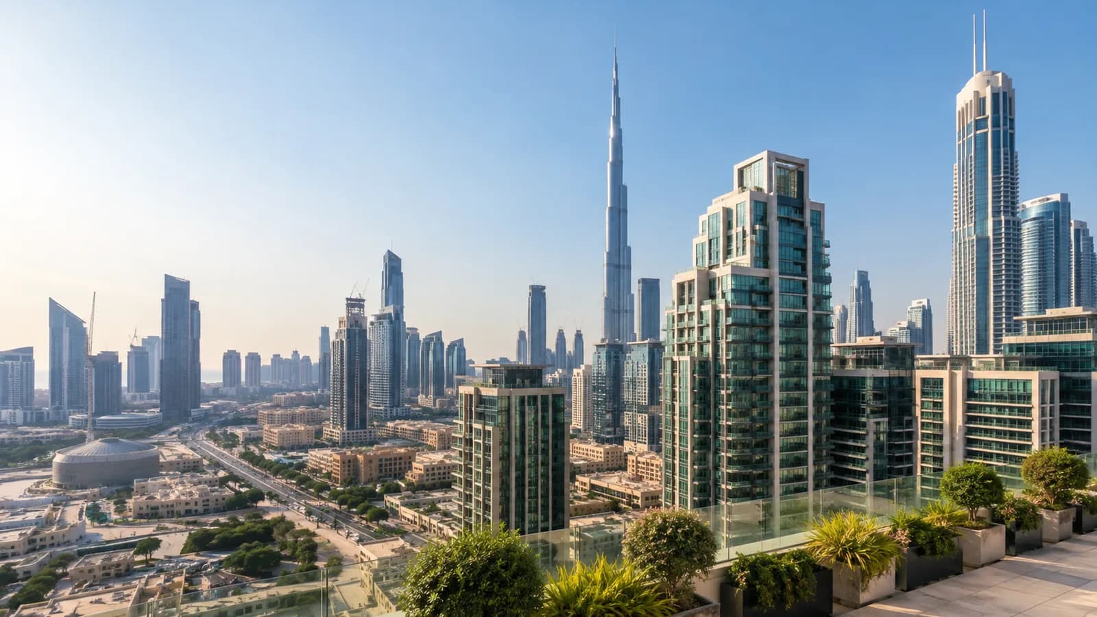 Gündüz vakti Dubai'nin silueti ve konut kuleleri, uzakta Burç Halife ile