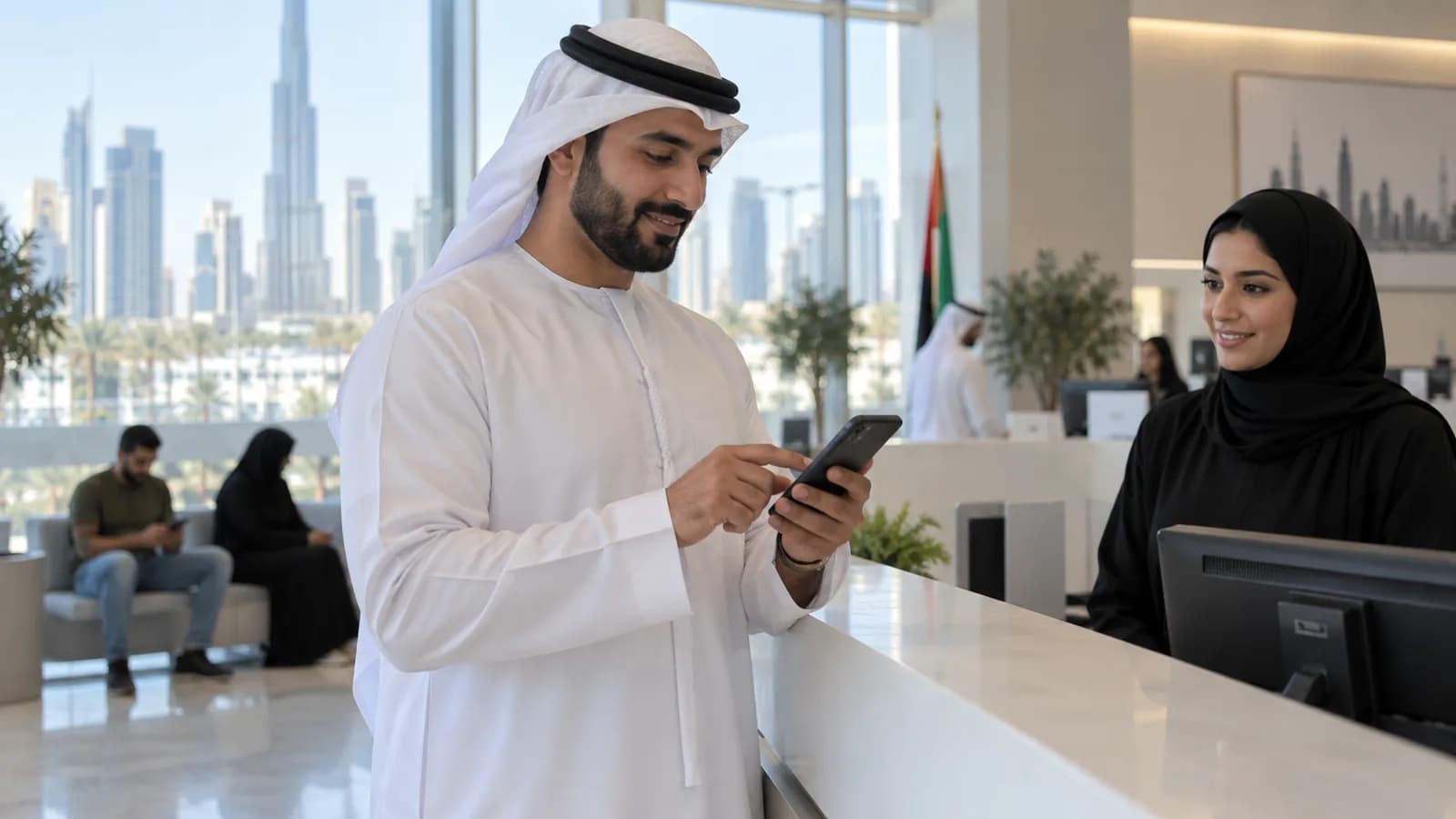 Ein Einwohner Dubais nutzt ein Mobiltelefon an einem Schalter für öffentliche Dienstleistungen
